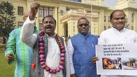 बिहार: प्याज का हार पहनकर विधानसभा पहुंचे विधायक, महंगी कीमत का किया विरोध बिहार: प्याज का हार पहनकर विधानसभा पहुंचे विधायक, महंगी कीमत का किया विरोध