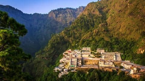 महीनों बाद खुला वैष्णो देवी मंदिर, एक हफ्ते तक रोजाना 2,000 श्रद्धालु कर सकेंगे दर्शन महीनों बाद खुला वैष्णो देवी मंदिर, एक हफ्ते तक रोजाना 2,000 श्रद्धालु कर सकेंगे दर्शन