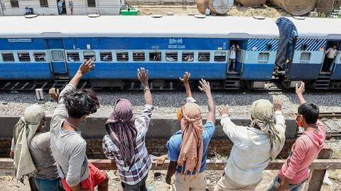 लगभग 40 प्रतिशत श्रमिक स्पेशल ट्रेनें हुईं लेट, कुछ दो दिन बाद मंजिल पर पहुंचीं लगभग 40 प्रतिशत श्रमिक स्पेशल ट्रेनें हुईं लेट, कुछ दो दिन बाद मंजिल पर पहुंचीं