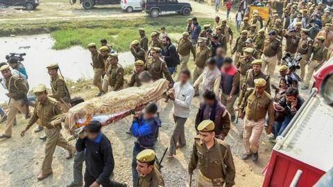 उन्नाव रेप केस: ड्यूटी में लापरवाही बरतने पर सात पुलिसकर्मी निलंबित उन्नाव रेप केस: ड्यूटी में लापरवाही बरतने पर सात पुलिसकर्मी निलंबित