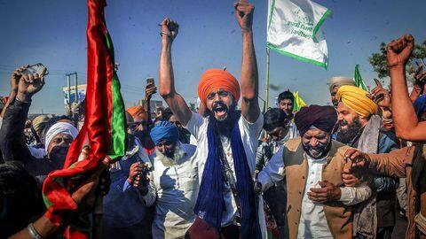 हरियाणा: किसानों का विधायकों के घरों के बाहर प्रदर्शन, खट्टर सरकार के खिलाफ वोट की अपील हरियाणा: किसानों का विधायकों के घरों के बाहर प्रदर्शन, खट्टर सरकार के खिलाफ वोट की अपील