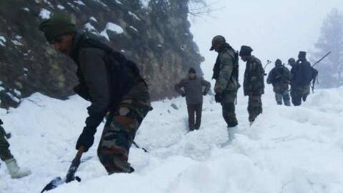 लद्दाखः हिमस्खलन की चपेट में आए कई वाहन, 3 लोगों की मौत, बचाव अभियान जारी लद्दाखः हिमस्खलन की चपेट में आए कई वाहन, 3 लोगों की मौत, बचाव अभियान जारी