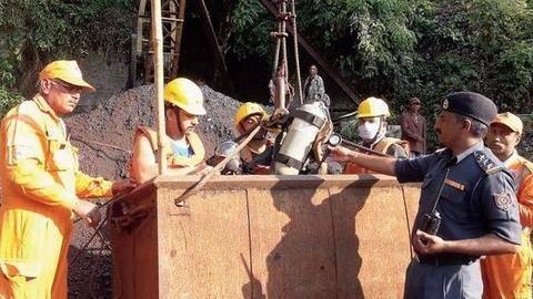 मेघालयः 15 दिन से खदान में फंसे हैं 15 मजदूर, राहत दल के पास उपकरण नहीं मेघालयः 15 दिन से खदान में फंसे हैं 15 मजदूर, राहत दल के पास उपकरण नहीं
