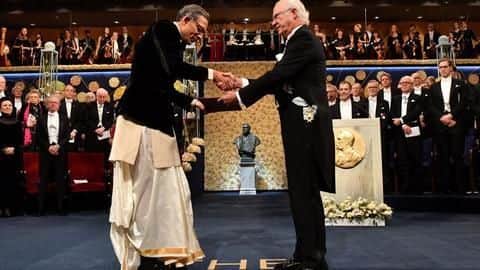 बंधगला और धोती पहनकर नोबेल पुरस्कार लेने पहुंचे अभिजीत बनर्जी बंधगला और धोती पहनकर नोबेल पुरस्कार लेने पहुंचे अभिजीत बनर्जी