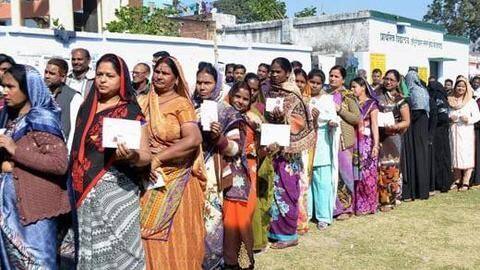 लोकसभा चुनाव: दूसरे चरण के तहत 95 सीटों पर वोटिंग जारी, कई हस्तियों ने डाला वोट लोकसभा चुनाव: दूसरे चरण के तहत 95 सीटों पर वोटिंग जारी, कई हस्तियों ने डाला वोट