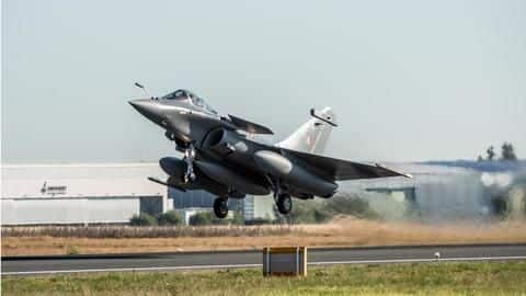 चीन के J-20 लड़ाकू विमान से बेहतर है भारत का राफेल, देखिये तुलना चीन के J-20 लड़ाकू विमान से बेहतर है भारत का राफेल, देखिये तुलना
