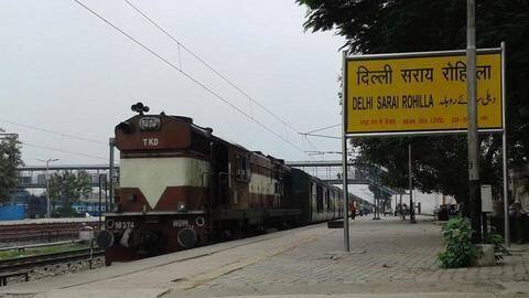ट्रेन में जा रहे कश्मीरी युवकों पर भीड़ का हमला, रास्ते में उतरकर बचाई जान ट्रेन में जा रहे कश्मीरी युवकों पर भीड़ का हमला, रास्ते में उतरकर बचाई जान
