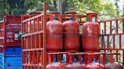 महंगाई से राहतः छह महीने बाद कम हुए LPG सिलेंडर के दाम, जानिये नई कीमत महंगाई से राहतः छह महीने बाद कम हुए LPG सिलेंडर के दाम, जानिये नई कीमत