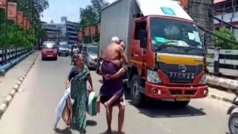 लॉकडाउन: पुलिस ने रुकवाया ऑटो, बीमार पिता को कंधे पर बैठाकर ले जाना पड़ा घर लॉकडाउन: पुलिस ने रुकवाया ऑटो, बीमार पिता को कंधे पर बैठाकर ले जाना पड़ा घर