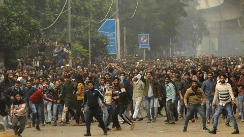 जामिया हिंसा: नई CCTV फुटेज आई सामने, पुलिस पर पत्थर फेंकते दिख रहे प्रदर्शनकारी जामिया हिंसा: नई CCTV फुटेज आई सामने, पुलिस पर पत्थर फेंकते दिख रहे प्रदर्शनकारी