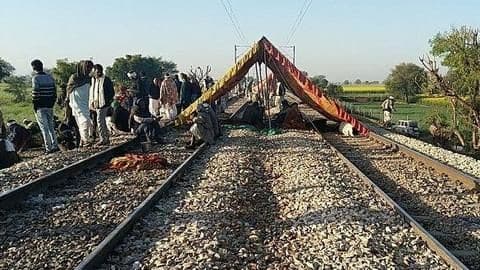 राजस्थानः आरक्षण की मांग को लेकर रेलवे ट्रैक पर जमे गुर्जर, कई ट्रेनें रद्द राजस्थानः आरक्षण की मांग को लेकर रेलवे ट्रैक पर जमे गुर्जर, कई ट्रेनें रद्द
