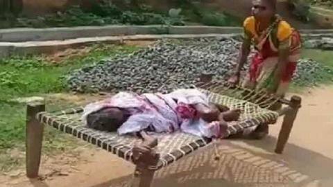 ओडिशा: पेंशन के लिए 100 वर्षीय बीमार मां को चारपाई पर घसीटकर ले जाना पड़ा बैंक ओडिशा: पेंशन के लिए 100 वर्षीय बीमार मां को चारपाई पर घसीटकर ले जाना पड़ा बैंक
