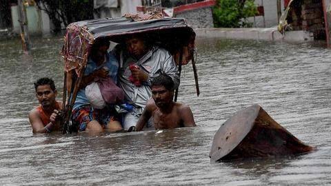 उत्तर प्रदेश में भारी बारिश से बिगड़े हालात, पटना में अस्पताल में घुसा पानी उत्तर प्रदेश में भारी बारिश से बिगड़े हालात, पटना में अस्पताल में घुसा पानी