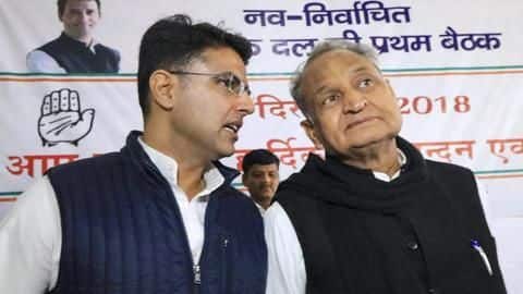 राजस्थान संकट: गहलोत, पायलट या भाजपा, कोई भी बहुमत परीक्षण की बात क्यों नहीं कर रहा? राजस्थान संकट: गहलोत, पायलट या भाजपा, कोई भी बहुमत परीक्षण की बात क्यों नहीं कर रहा?
