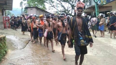 सबरीमाला मंदिर में प्रवेश के लिए चढ़ाई शुरू, पांच महिलाओं को वापस भेजा गया सबरीमाला मंदिर में प्रवेश के लिए चढ़ाई शुरू, पांच महिलाओं को वापस भेजा गया