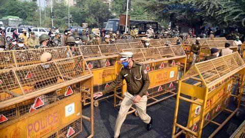 चक्का जाम: दिल्ली में 50,000 जवानों की तैनाती, 12 मेट्रो स्टेशन अलर्ट पर चक्का जाम: दिल्ली में 50,000 जवानों की तैनाती, 12 मेट्रो स्टेशन अलर्ट पर