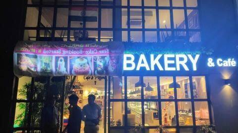 बेंगलुरू: पुलवामा हमले के बाद कराची बेकरी से 'कराची' हटाने की मांग, लोगों ने किया प्रदर्शन बेंगलुरू: पुलवामा हमले के बाद कराची बेकरी से 'कराची' हटाने की मांग, लोगों ने किया प्रदर्शन