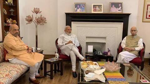 जीत के बाद आडवाणी और मनोहर जोशी से मिले प्रधानमंत्री मोदी और अमित शाह जीत के बाद आडवाणी और मनोहर जोशी से मिले प्रधानमंत्री मोदी और अमित शाह