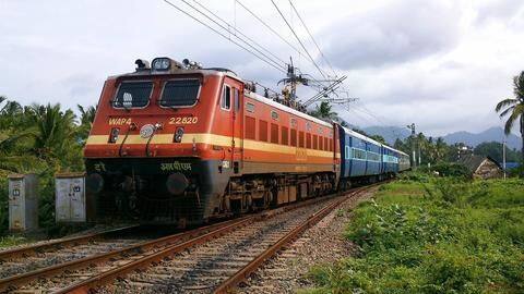 अब चलेंगी प्राइवेट कंपनियों की ट्रेनें, आधुनिकीकरण के लिए रेलवे की नई योजना अब चलेंगी प्राइवेट कंपनियों की ट्रेनें, आधुनिकीकरण के लिए रेलवे की नई योजना
