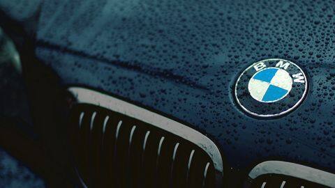 घरवालों ने जगुआर नहीं दी तो युवक ने पानी में बहा दी BMW कार, देखें वीडियो घरवालों ने जगुआर नहीं दी तो युवक ने पानी में बहा दी BMW कार, देखें वीडियो