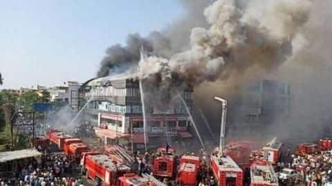 सूरत आग हादसाः अब तक 21 बच्चों की मौत, कोचिंग क्लास मालिक गिरफ्तार सूरत आग हादसाः अब तक 21 बच्चों की मौत, कोचिंग क्लास मालिक गिरफ्तार