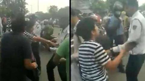 हेलमेट के लिए रोके जाने पर पुलिसकर्मी के साथ धक्कामुकी करने वाली महिला गिरफ्तार, वीडियो वायरल हेलमेट के लिए रोके जाने पर पुलिसकर्मी के साथ धक्कामुकी करने वाली महिला गिरफ्तार, वीडियो वायरल