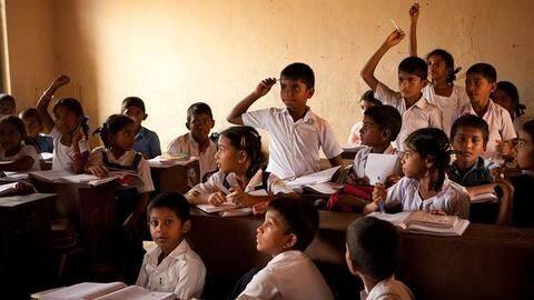 गुजरातः स्कूलों में हाजिरी लगाने के लिए छात्रों को बोलना होगा 'जय हिंद' और 'जय भारत' गुजरातः स्कूलों में हाजिरी लगाने के लिए छात्रों को बोलना होगा 'जय हिंद' और 'जय भारत'