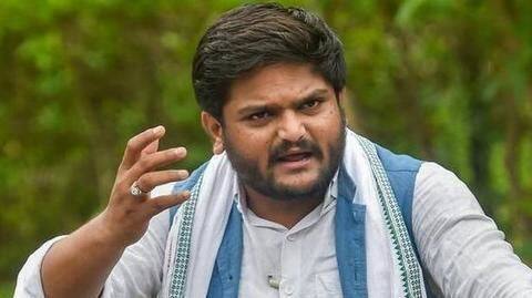गुजरात: रैली को संबोधित कर रहे हार्दिक पटेल को शख्स ने जड़ा थप्पड़ गुजरात: रैली को संबोधित कर रहे हार्दिक पटेल को शख्स ने जड़ा थप्पड़