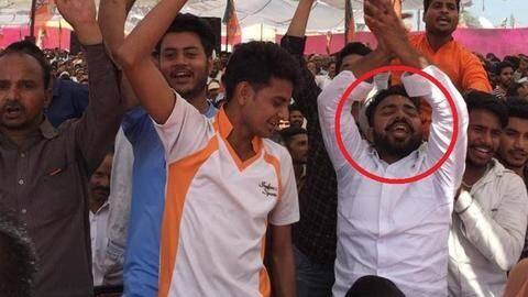 योगी की रैली में पहली पंक्ति में बैठकर नारे लगा रहा था दादरी हत्याकांड का आरोपी योगी की रैली में पहली पंक्ति में बैठकर नारे लगा रहा था दादरी हत्याकांड का आरोपी