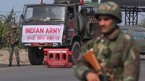 कश्मीर: बीमार बच्ची को इलाज मुहैया कराने के लिए सेना ने रोका तलाशी अभियान कश्मीर: बीमार बच्ची को इलाज मुहैया कराने के लिए सेना ने रोका तलाशी अभियान