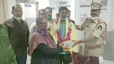 हैदराबाद: ऑटो ड्राइवर ने पेश की ईमानदारी की मिसाल, हकदार को लौटाया पैसों से भरा थैला हैदराबाद: ऑटो ड्राइवर ने पेश की ईमानदारी की मिसाल, हकदार को लौटाया पैसों से भरा थैला