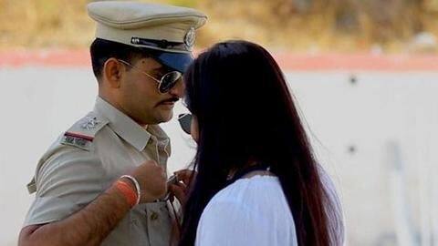प्री-वेडिंग वीडियो में मंगेतर से रिश्वत लेते दिखा पुलिसकर्मी, अधिकारी हुए नाराज प्री-वेडिंग वीडियो में मंगेतर से रिश्वत लेते दिखा पुलिसकर्मी, अधिकारी हुए नाराज
