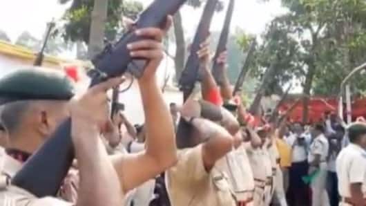 श्रद्धांजलि देते हुए जाम हुई पुलिस की बंदूके