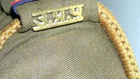 उत्तर प्रदेश: पत्नी के रेप की शिकायत लेकर थाने गया पति, पुलिसकर्मियों ने पीटकर तोड़ी उंगलियां उत्तर प्रदेश: पत्नी के रेप की शिकायत लेकर थाने गया पति, पुलिसकर्मियों ने पीटकर तोड़ी उंगलियां