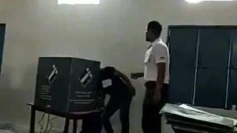 फरीदाबादः पोलिंग बूथ पर मतदाताओं को प्रभावित कर रहे एजेंट का वीडियो वायरल, हुई गिरफ्तारी फरीदाबादः पोलिंग बूथ पर मतदाताओं को प्रभावित कर रहे एजेंट का वीडियो वायरल, हुई गिरफ्तारी