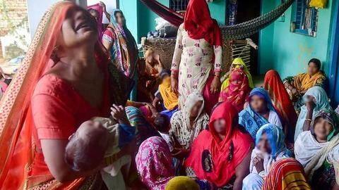 हाथरस मामला: मीडिया को मिली पीड़िता के घर जाने की इजाजत, जानिये क्या बोला परिवार हाथरस मामला: मीडिया को मिली पीड़िता के घर जाने की इजाजत, जानिये क्या बोला परिवार