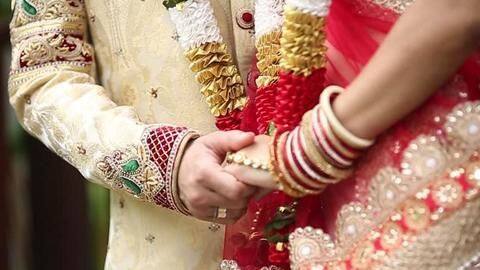 तीसरी शादी करने जा रहा शख्स हुआ गिरफ्तार तो अपनी जगह भाई को दूल्हा बनाकर भेजा तीसरी शादी करने जा रहा शख्स हुआ गिरफ्तार तो अपनी जगह भाई को दूल्हा बनाकर भेजा