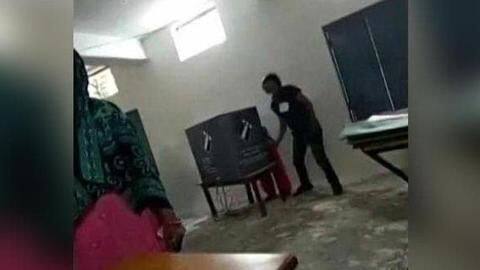 फरीदाबादः महिलाएं बोलीं- भाजपा को वोट दिला रहा था एजेंट, बूथ पर दोबारा होगा मतदान फरीदाबादः महिलाएं बोलीं- भाजपा को वोट दिला रहा था एजेंट, बूथ पर दोबारा होगा मतदान