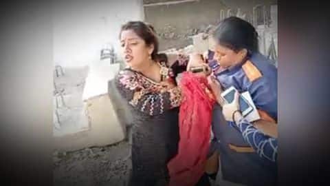 मुंबई: मास्क न पहनने के कारण रोके जाने पर बिफरी महिला, BMC मार्शल से की हाथापाई मुंबई: मास्क न पहनने के कारण रोके जाने पर बिफरी महिला, BMC मार्शल से की हाथापाई