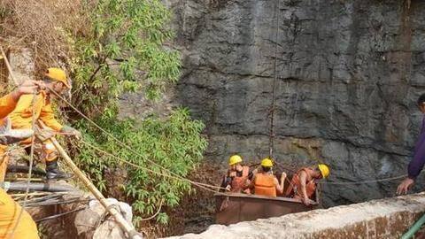 मेघालयः 370 फीट गहरी खदान में फंसे 13 लोग, दो दिन से बचाव कार्य जारी मेघालयः 370 फीट गहरी खदान में फंसे 13 लोग, दो दिन से बचाव कार्य जारी