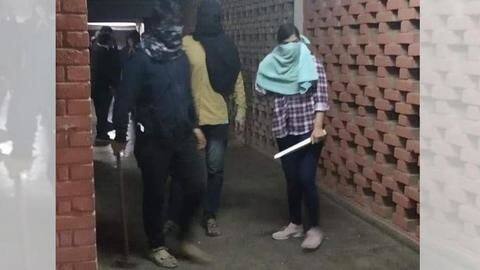 JNU हिंसा: पुलिस ने की नकाबपोश लड़की की पहचान, भेजा जाएगा नोटिस JNU हिंसा: पुलिस ने की नकाबपोश लड़की की पहचान, भेजा जाएगा नोटिस
