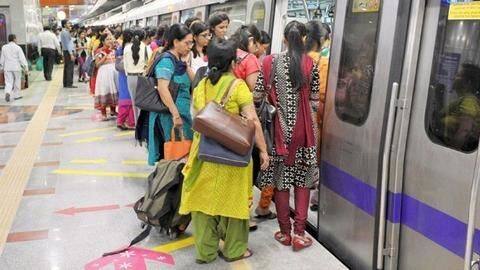 मेट्रो में महिलाओं के मुफ्त सफर का फॉर्मूला तैयार, जानें कब शुरू हो सकती है योजना मेट्रो में महिलाओं के मुफ्त सफर का फॉर्मूला तैयार, जानें कब शुरू हो सकती है योजना