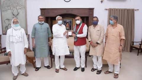 बिहार: विधानसभा चुनावों से पहले नीतीश कुमार की पार्टी में शामिल हुए पूर्व DGP गुप्तेश्वर पांडे बिहार: विधानसभा चुनावों से पहले नीतीश कुमार की पार्टी में शामिल हुए पूर्व DGP गुप्तेश्वर पांडे