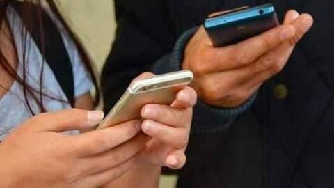 ठाकोर समुदाय का तुगलकी फरमान- अविवाहित लड़कियां नहीं रख सकेंगी मोबाइल, अंतरजातीय विवाह करने पर जुर्माना ठाकोर समुदाय का तुगलकी फरमान- अविवाहित लड़कियां नहीं रख सकेंगी मोबाइल, अंतरजातीय विवाह करने पर जुर्माना
