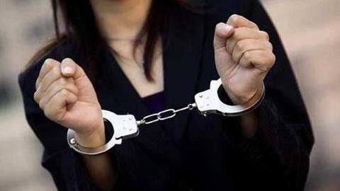 मुंबई: छोटी बहन की अश्लील तस्वीरें बॉयफ्रेंड को भेजने के आरोप में महिला गिरफ्तार मुंबई: छोटी बहन की अश्लील तस्वीरें बॉयफ्रेंड को भेजने के आरोप में महिला गिरफ्तार