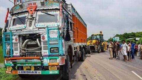 सपा नेता के भाई का है उन्नाव रेप पीड़िता की कार में टक्कर मारने वाला ट्रक सपा नेता के भाई का है उन्नाव रेप पीड़िता की कार में टक्कर मारने वाला ट्रक