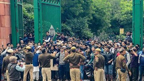 जामिया प्रदर्शन: मेडिकल रिपोर्ट में छात्र को गोली लगने की पुष्टि, पुलिस ने किया खंडन जामिया प्रदर्शन: मेडिकल रिपोर्ट में छात्र को गोली लगने की पुष्टि, पुलिस ने किया खंडन