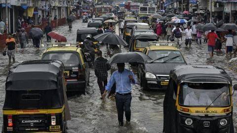 मुंबई बारिशः हादसों में मरने वालों की संख्या 26 पहुंची, शहर की रफ्तार पर लगा ब्रेक मुंबई बारिशः हादसों में मरने वालों की संख्या 26 पहुंची, शहर की रफ्तार पर लगा ब्रेक