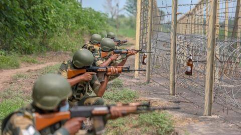 LoC: घुसपैठ के प्रयास में थे बड़ी संख्या में आतंकी, नाकाम की गई कोशिश- BSF LoC: घुसपैठ के प्रयास में थे बड़ी संख्या में आतंकी, नाकाम की गई कोशिश- BSF