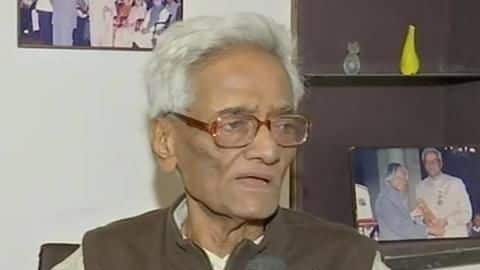 उर्दू लेखक मुजतबा हुसैन वापस करेंगे पद्मश्री, कहा- देश में हंसने का माहौल नहीं उर्दू लेखक मुजतबा हुसैन वापस करेंगे पद्मश्री, कहा- देश में हंसने का माहौल नहीं